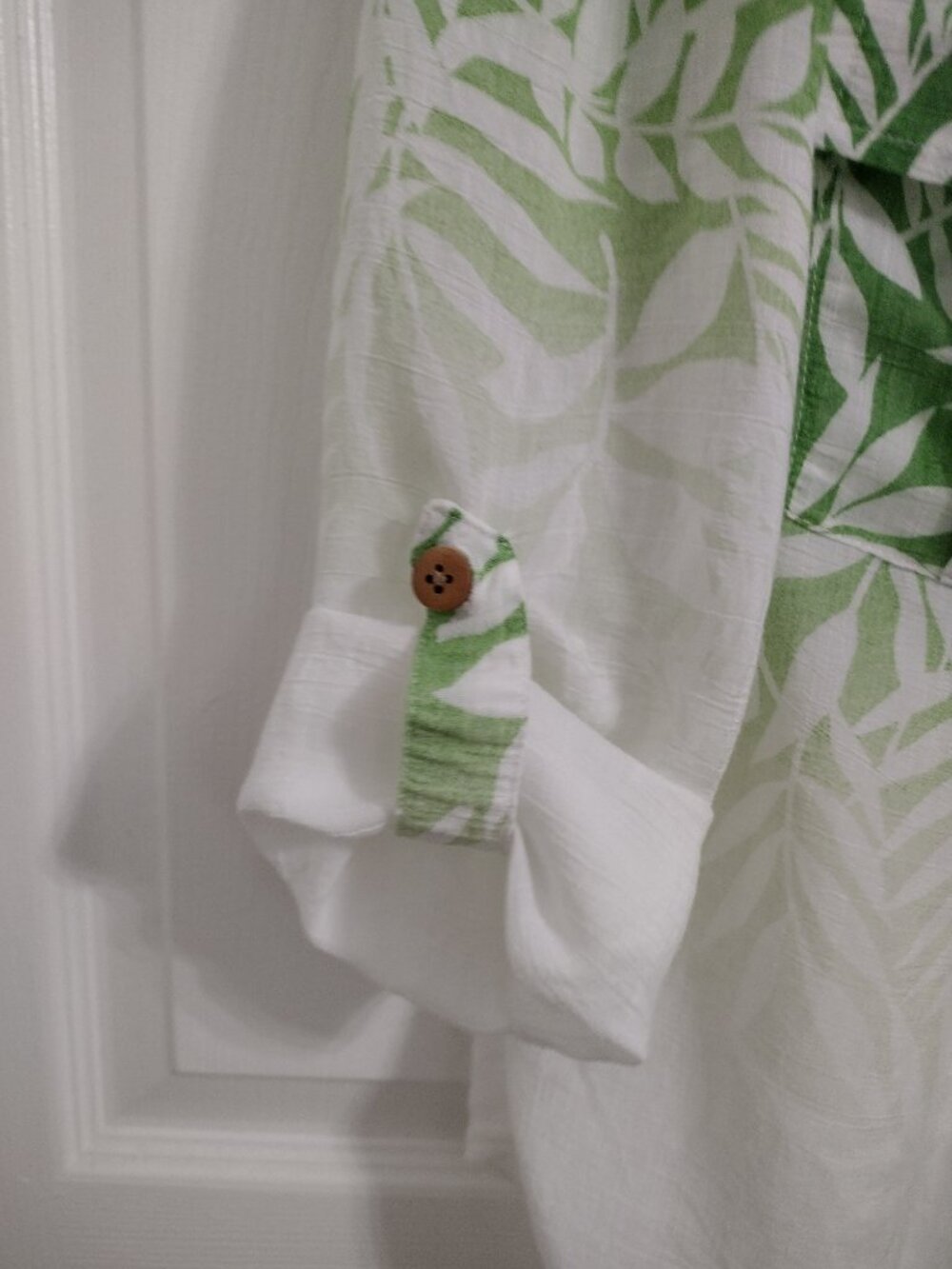 Indigo Rose Tropical Leaf Blouse Medium Green White Roll Tab Sleeve Lightweight - Picture 5 of 6